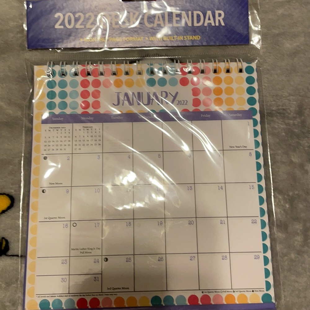 2022 DESK CALENDAR w: built in stand